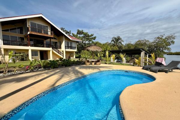 Hermosa villa frente al agua con muelle privado en sunset point, isla colón