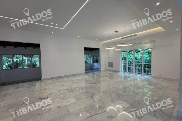 Venta o alquiler de espectacular casa en altos del golf con piscina