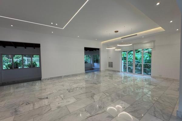 Venta o alquiler de espectacular casa en altos del golf con piscina