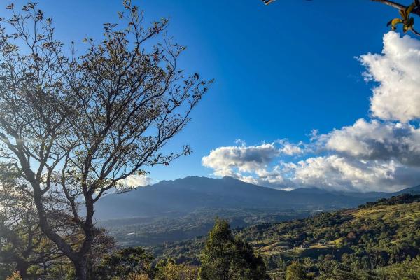 Mountain view lot for sale in jaramillo, boquete