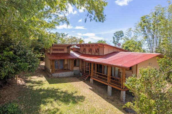 Casa ecológica de bambú de 2 recámaras 2 baños en boquete