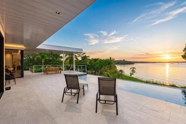 Casa frente a la playa con casita y piscina en hermosa bay