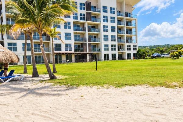 Apartamento frente a la playa con hermosas vistas al océano.