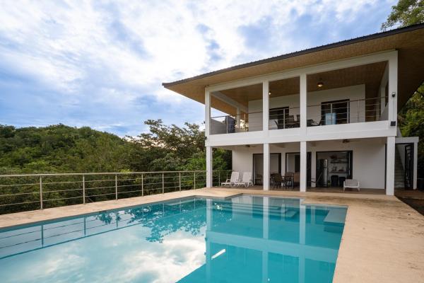 Casa vacacional con vista al mar y piscina en torio hills