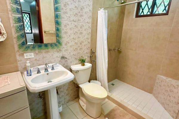 Se vende casa con amplio terreno en coronado, club del golf
