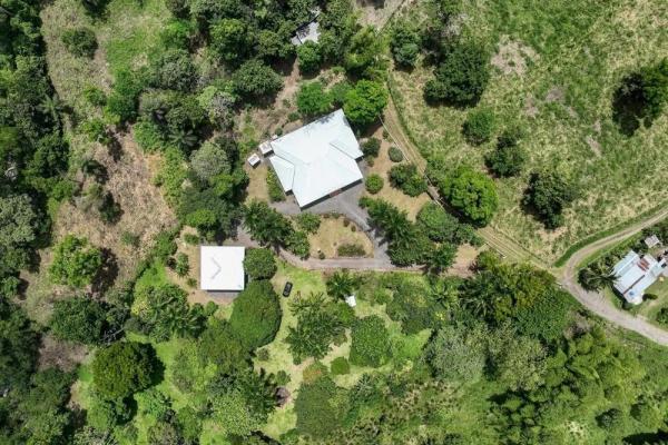 Casa con más de 1 hectárea y dos residencias
