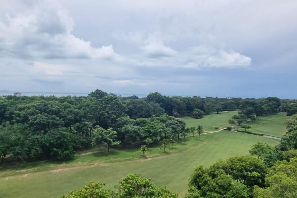Apartamento con vista al mar y acceso al campo de golf en coronado