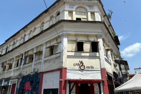 Commercial building with shops in santa ana.