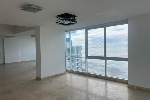 Banco vende penthouse en ph titanium