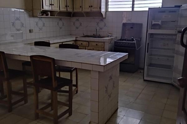Se vende propiedad de 8 habitaciones con zonificación comercial.