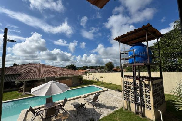 Casa con piscina en lote de 2.239 m²