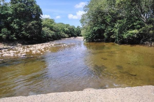 Granja de 13.6 ha con casa, galeras y río en natá, coclé
