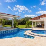Casa de playa con piscina, jacuzzi y casa de huéspedes.