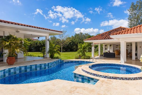 Casa de playa con piscina, jacuzzi y casa de huéspedes.