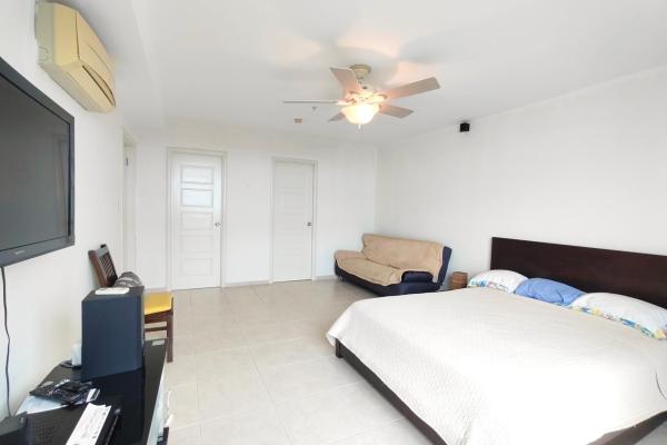 Apartamento con vista al mar y montañas