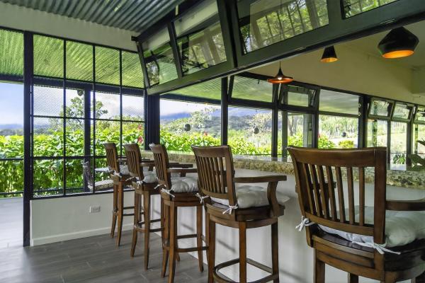 Country estate with multiple buildings in palmira