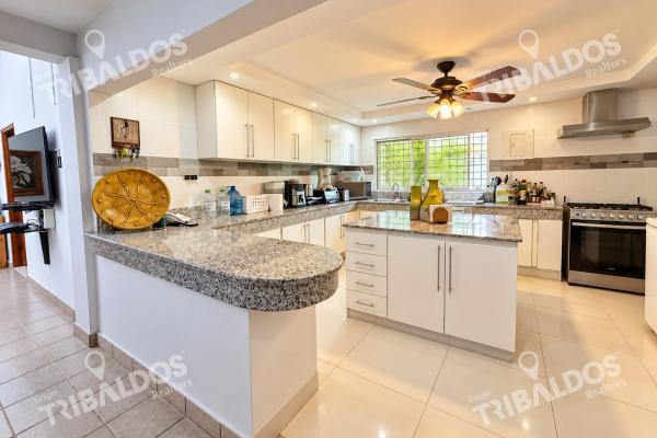 Venta de casa frente al mar en san carlos, con acceso a la playa y 5 recámaras