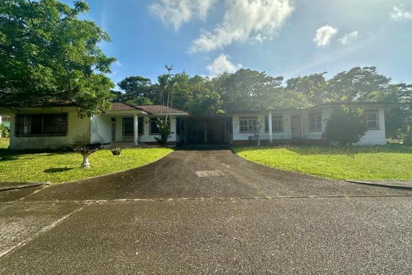 Exclusive double duplex in brazos heights, colon