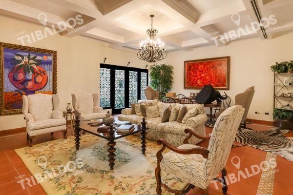 Venta de casa de 2 niveles en altos del golf