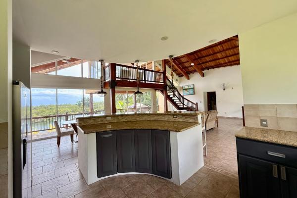 Hermosa villa frente al agua con muelle privado en sunset point, isla colón