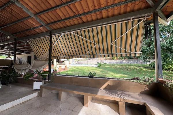 Casa con piscina en lote de 2.239 m²