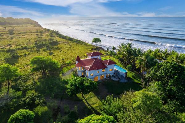 Beachfront estate on 1.5 hectares in playa nanzal