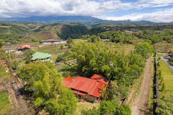 Eco-friendly 2 bed 2 bath bamboo home in boquete