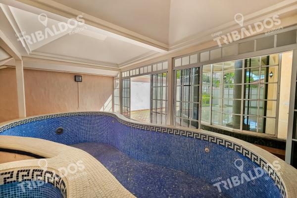 Venta de amplia casa en altos de panama con piscina propia por debajo de avaluo