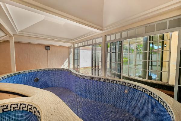 Venta de amplia casa en altos de panama con piscina propia por debajo de avaluo