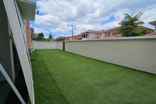 Venta casa unifamiliar de esquina remodelada costa sur