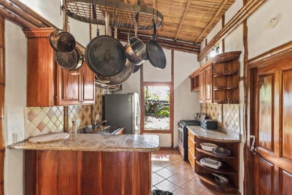 Eco-friendly 2 bed 2 bath bamboo home in boquete