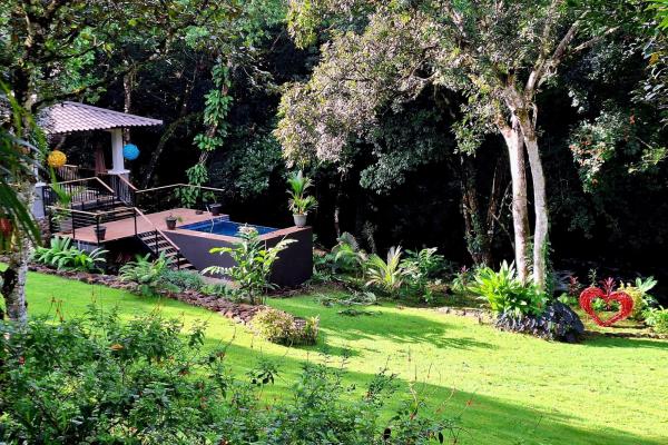 Propiedad de 3 acres frente al río con casa de huespedes