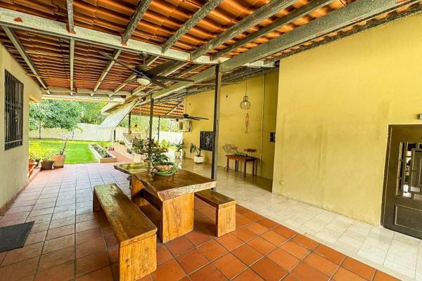 Casa con piscina en lote de 2.239 m²