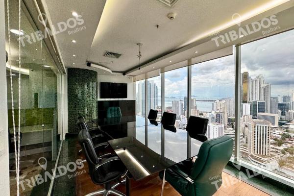 Alquiler de amplia oficina en el edificio f & f tower, amoblada
