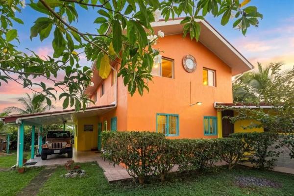Propiedad con casa principal, 6 estudios y piscina