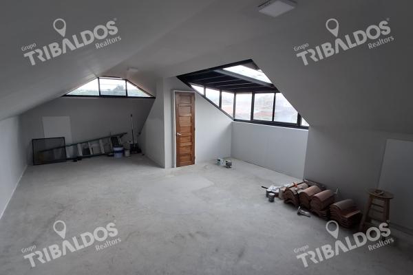 A single-family house with a pool is for sale in altos de panama.