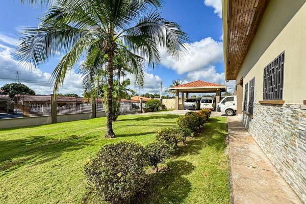 Casa con piscina en lote de 2.239 m²