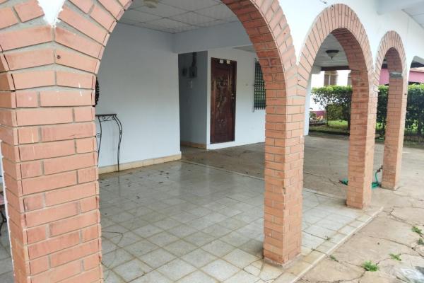 Se vende propiedad de 8 habitaciones con zonificación comercial.