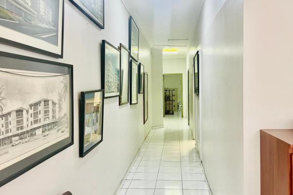Ground floor office/retail space,plaza continental