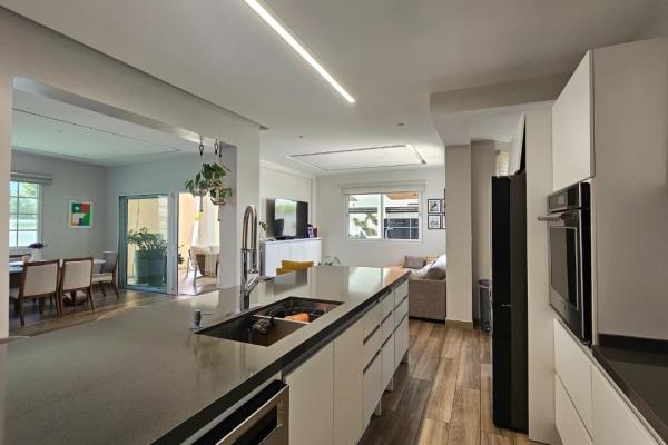 Venta casa unifamiliar de esquina remodelada costa sur