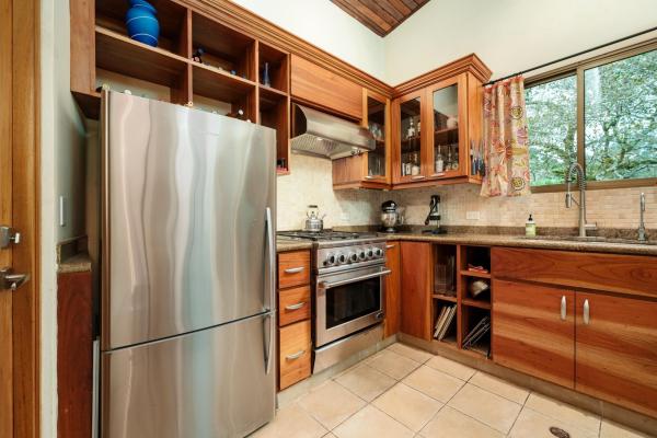 Casa en boquete con casita y vistas impresionantes al volcán