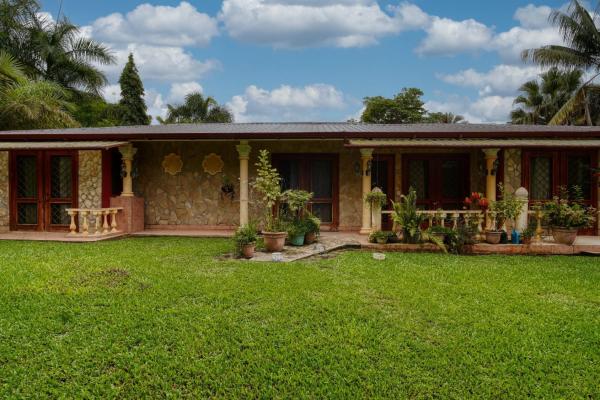 Finca residencial de 3,69 hectáreas con lagos, río y bosque.
