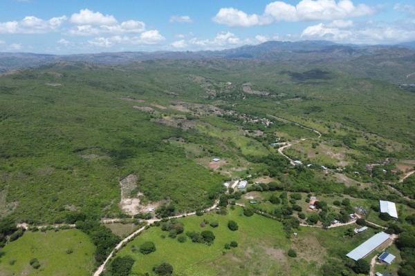 Granja de 13.6 ha con casa, galeras y río en natá, coclé