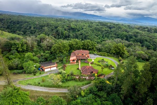 Finca de inversión en las tierras altas con concesión de aguas poco comunes