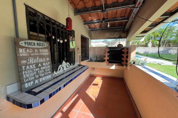 Casa con piscina en lote de 2.239 m²