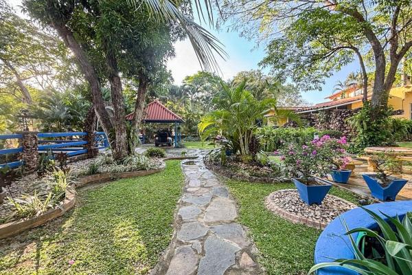 Coronado golf club home with pool