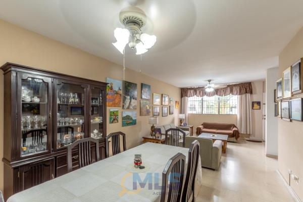 Two-story house with 4 bedrooms in altos de panamá