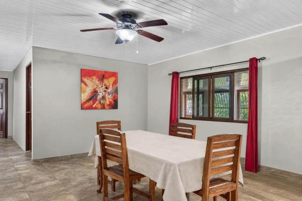 Amplia casa con piscina y apartamento para invitados