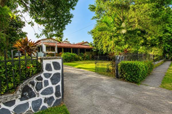 Terreno de 1,556m² en altos del golf con casa colonial para restaurar