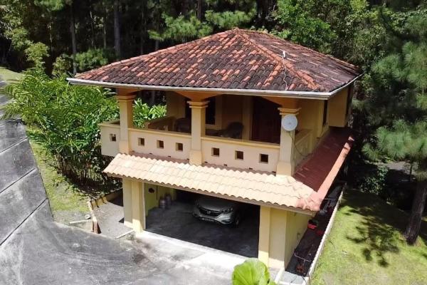 Casita de montaña y gran terreno